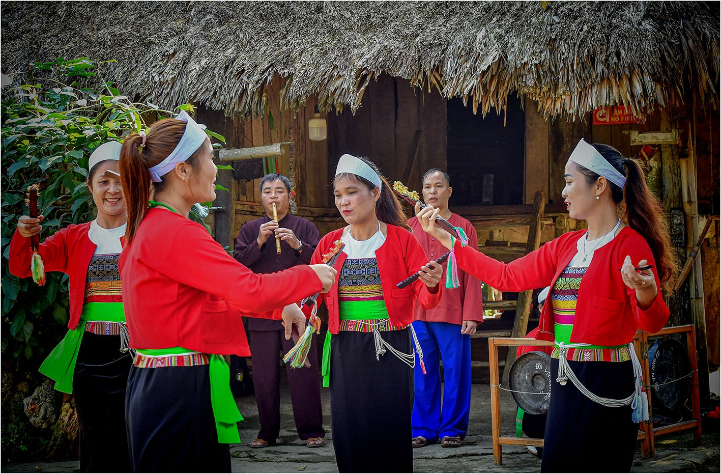Đời sống thủ công truyền thống vẫn được gìn giữ Đời sống thủ công truyền thống vẫn được gìn giữ