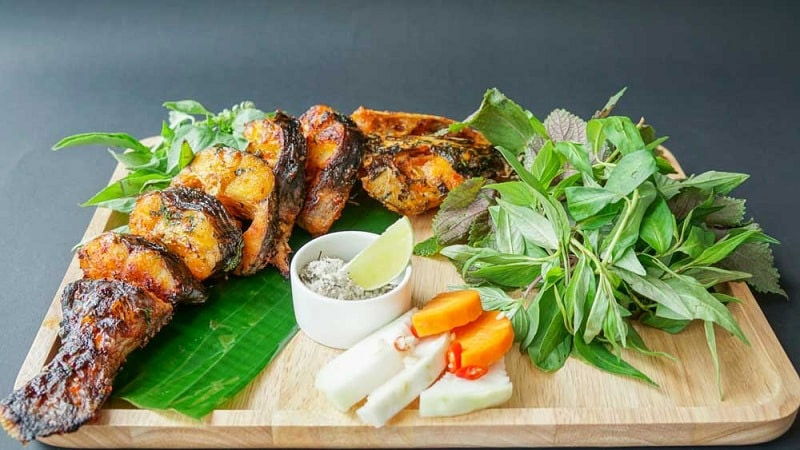 Cá lăng sông Đà kẹp que tre nướng than hồng thơm ngon (Nguồn: Bách hoá Xanh) Cá lăng sông Đà kẹp que tre nướng than hồng thơm ngon (Nguồn: Bách hoá Xanh)