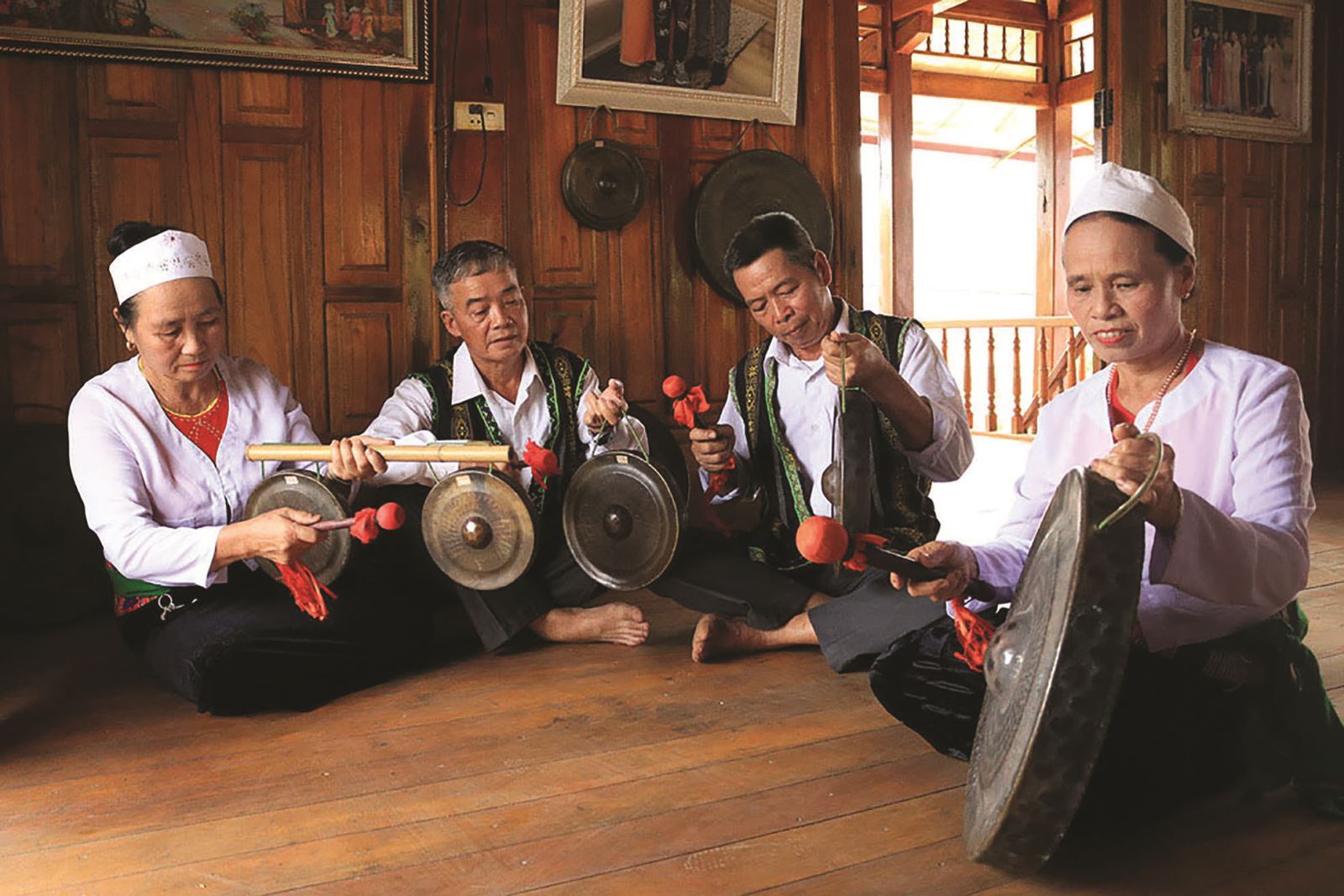 Học cách gõ chiêng và tìm hiểu kỹ thuật diễn tấu