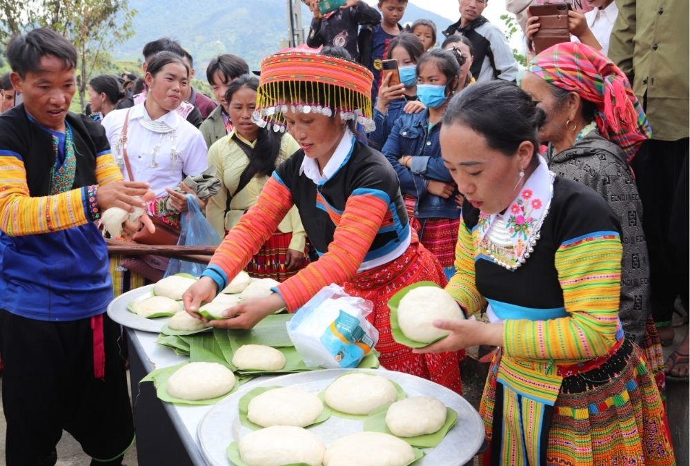 Bánh dày của người Mông (Nguồn: Báo Lao Động)