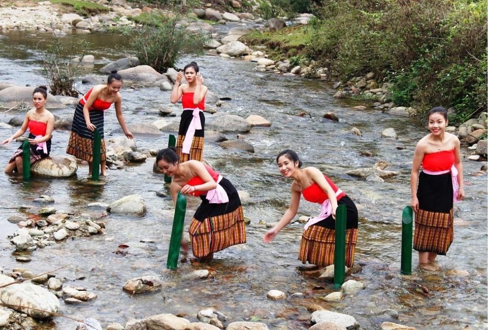 Người Thái ở Mai Châu lấy nước suối đầu năm để cầu may mắn, tài lộc cho gia đình (Nguồn: Báo Nghệ An)