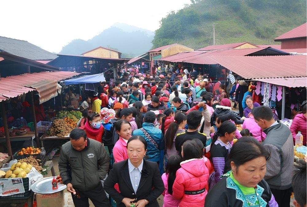 Mai Châu đông nghịt ngày Tết (Nguồn: Báo Dân Trí)
