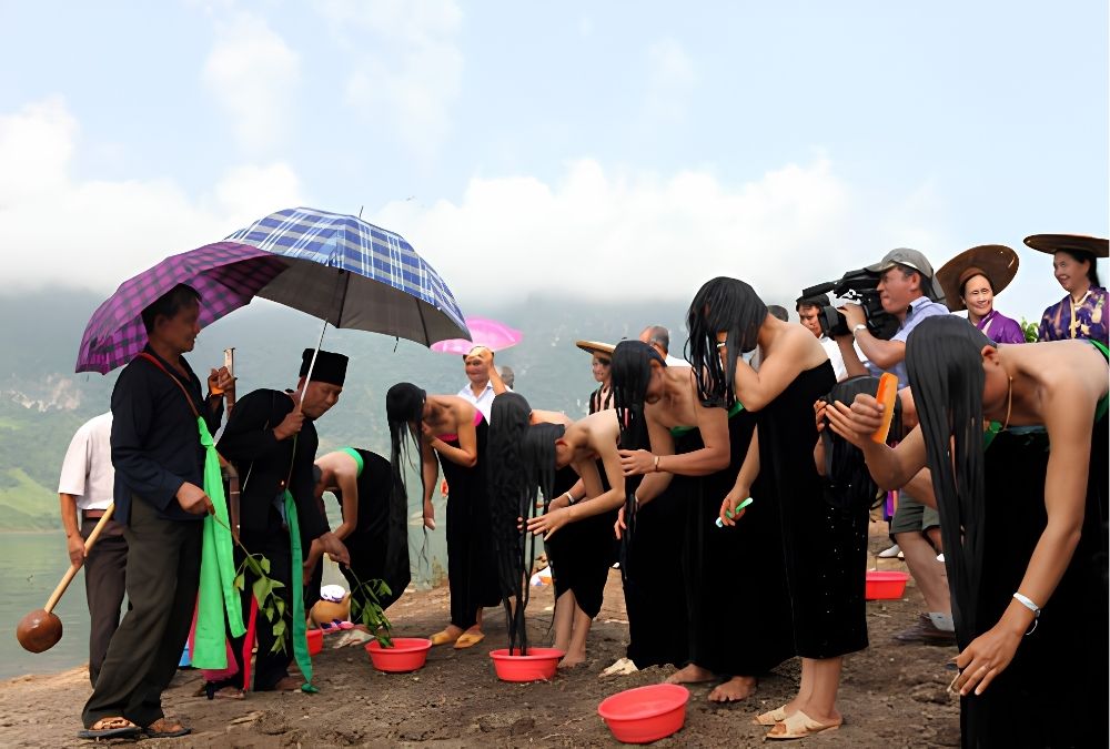 Sáng mùng 1, người Thái lấy nước suối gội đầu, gột rửa điều không may của năm cũ (Nguồn: huongnui.vn)