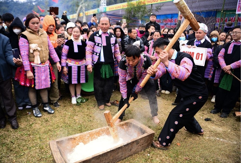 Cuộc thi giã bánh dày (Nguồn: Báo Sức Khoẻ và Đời Sống)
