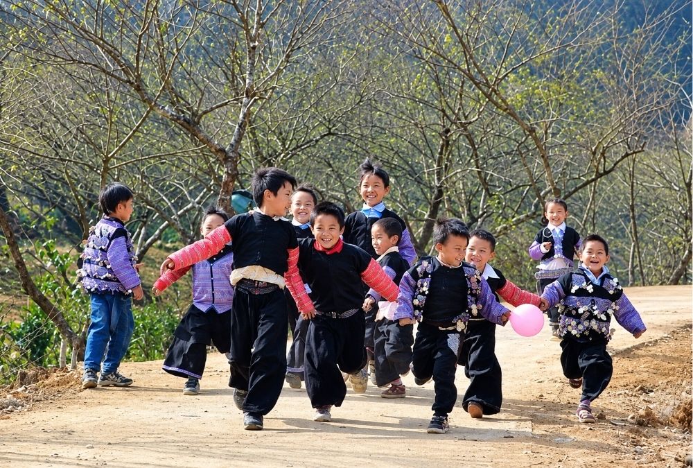 Sáng mùng 1, bà con đội sương đi từ bản này sang bản khác để chúc Tết nhau (Nguồn: xaluannews.com)