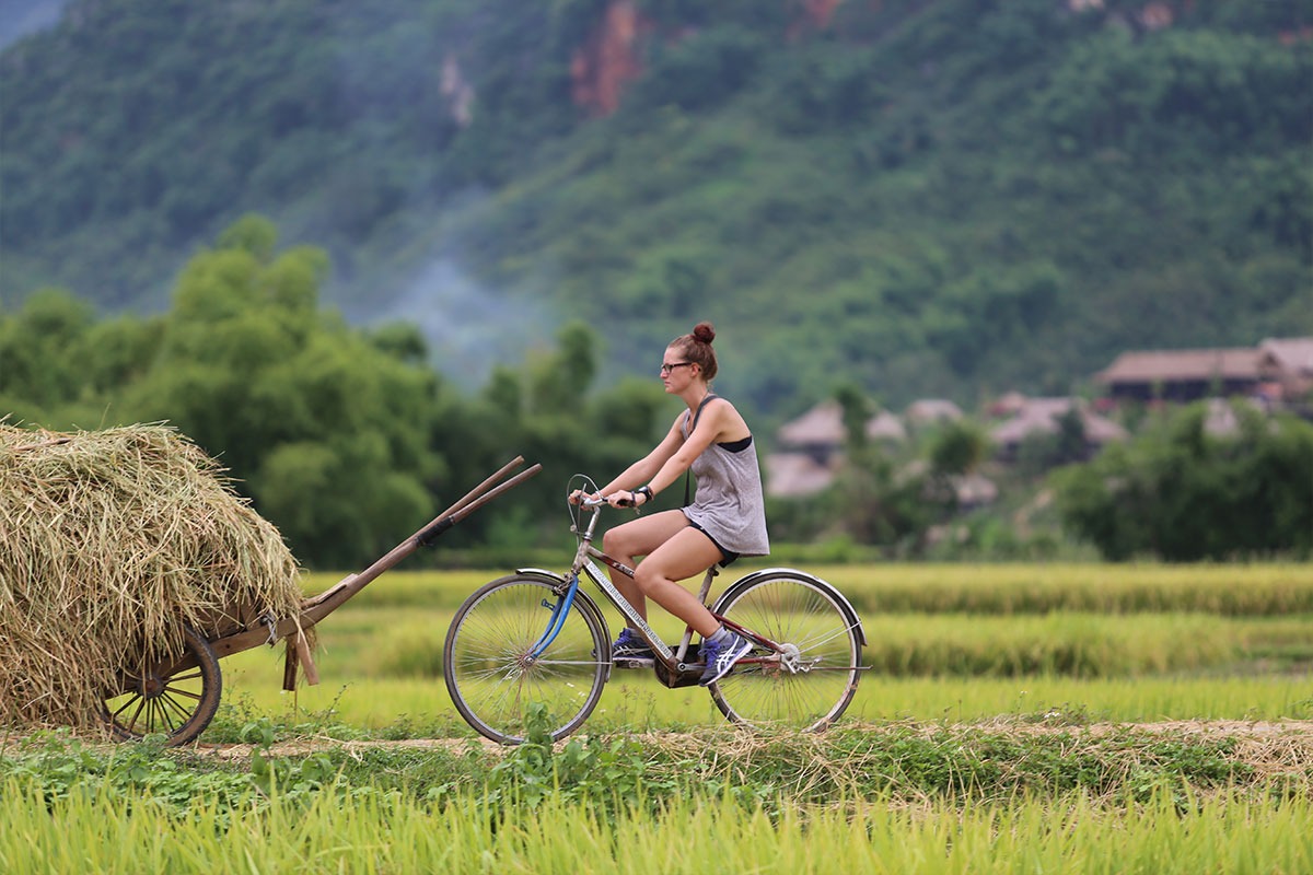 Du khách trải nghiệm đạp xe từ resort đến thác Gò Lao