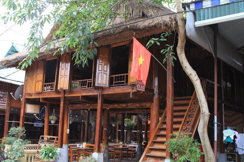 Nhà sàn gỗ đặc trưng của người Thái - du khách nên xin phép chủ nhà trước khi bước lên tham quan.