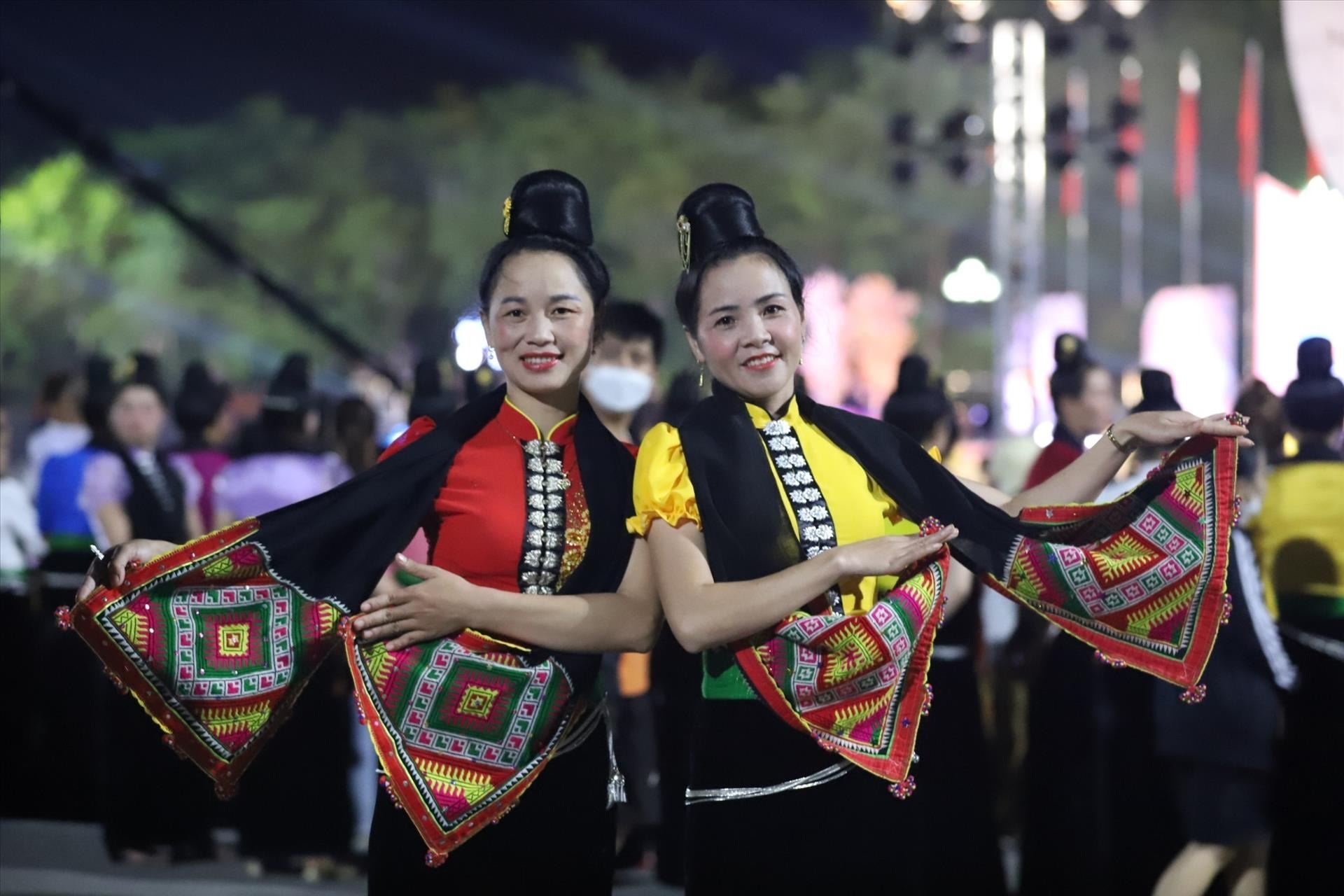 Du khách nên xin phép người dân trước khi chụp ảnh chân dung hoặc quay phim sinh hoạt bản địa để thể hiện sự lịch sự và tôn trọng văn hóa