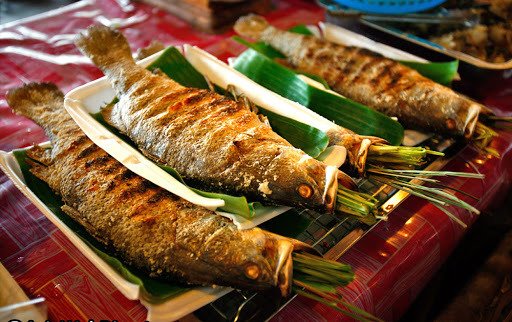 Return to the resort for dinner featuring grilled Da River fish, sticky rice, and other Northwestern specialties