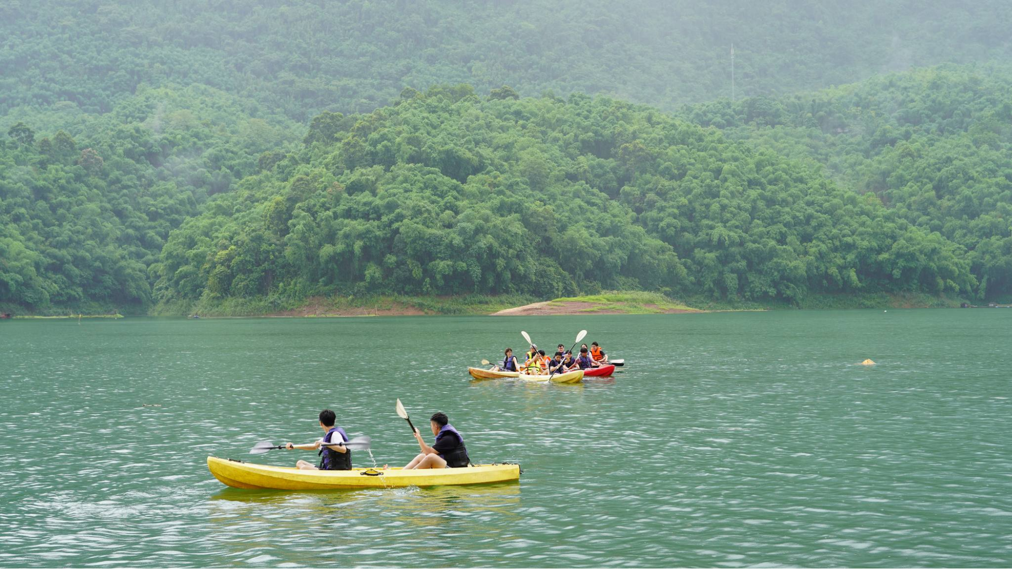 Chèo thuyền kayak trên hồ Hòa Bình 