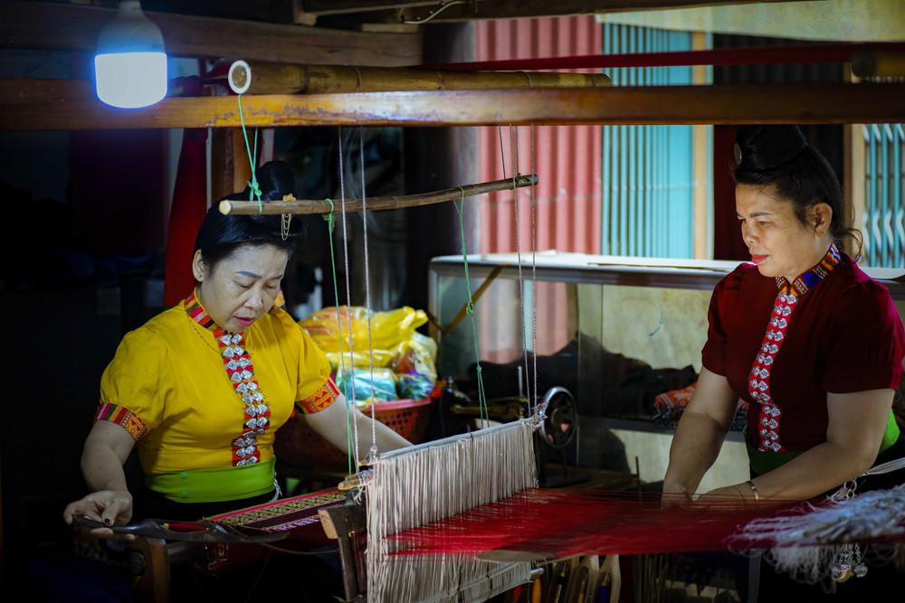 Nghề dệt thổ công truyền thống được thực hiện ngay trong không gian nhà sàn