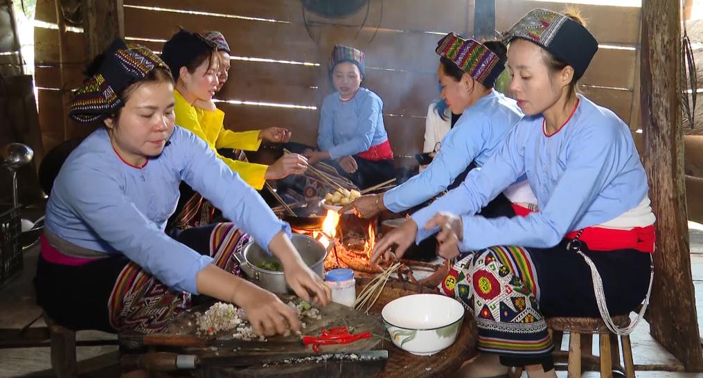 Bếp lửa giữ vai trò quan trọng trong đời sống gia đình của người Thái Đen