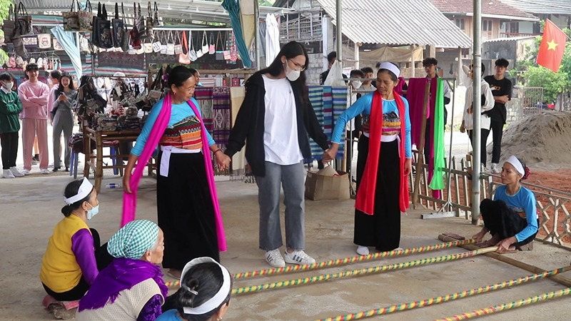 Người dân bản địa hướng dẫn du khách tham gia nhảy sạp Người dân bản địa hướng dẫn du khách tham gia nhảy sạp