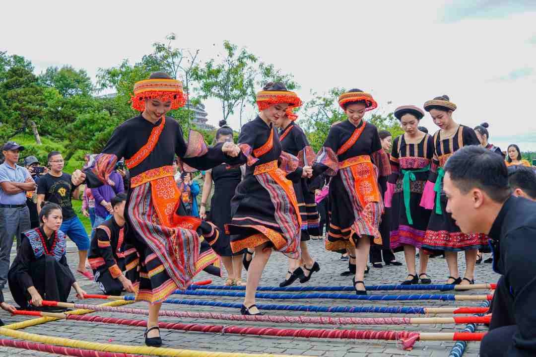 Nhảy sạp ở Lễ hội tại Mai Châu Nhảy sạp ở Lễ hội tại Mai Châu