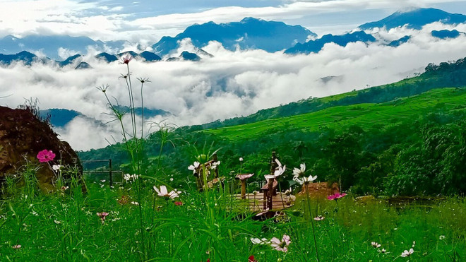 Săn mây tại cổng trời Pù Luông (Nguồn: Vietnamplus) Săn mây tại cổng trời Pù Luông (Nguồn: Vietnamplus)