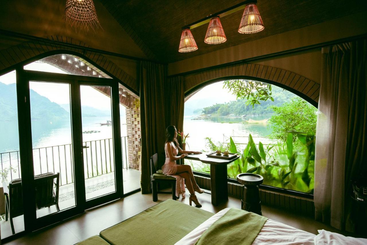 Không gian phòng nghỉ Maida Lodge với tầm nhìn hướng ra hồ Hòa Bình thơ mộng. Không gian phòng nghỉ Maida Lodge với tầm nhìn hướng ra hồ Hòa Bình thơ mộng.