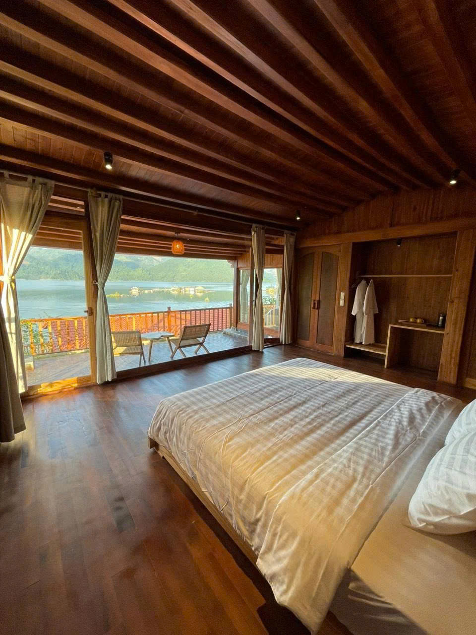 Không gian phòng nghỉ Mơ Village với ban công rộng hướng ra hồ Hòa Bình. Không gian phòng nghỉ Mơ Village với ban công rộng hướng ra hồ Hòa Bình.
