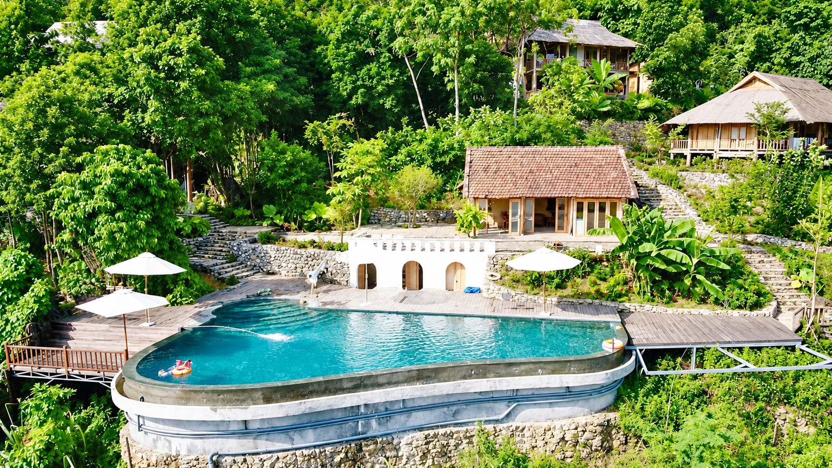 Bể bơi vô cực tại Xoan Retreat nổi bật giữa khuôn viên xanh mát, bao quanh bởi những căn bungalow sinh thái Bể bơi vô cực tại Xoan Retreat nổi bật giữa khuôn viên xanh mát, bao quanh bởi những căn bungalow sinh thái