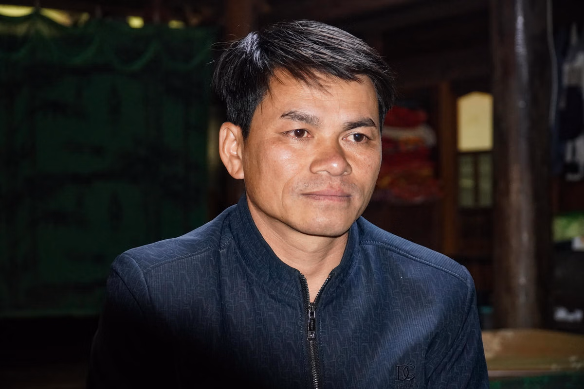 Ông Ngân Văn Hùng chia sẻ thông tin bản Mười 