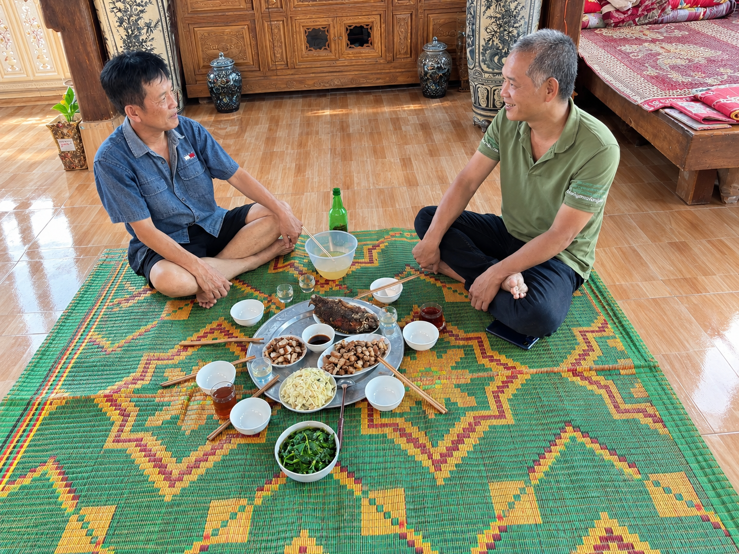 Du khách thưởng thức mâm cơm dân dã ấm cúng cùng người dân địa phương tại Suối Rút Du khách thưởng thức mâm cơm dân dã ấm cúng cùng người dân địa phương tại Suối Rút