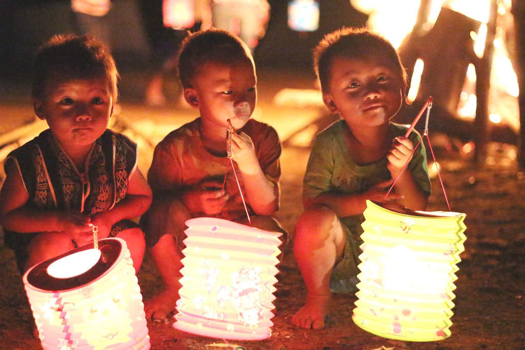 Hoạt động rước đèn quanh bản