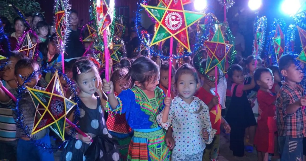 Giao lưu văn nghệ cùng các em nhỏ tại bản