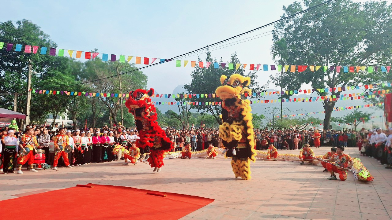Không khí rộn ràng ngày lễ hội ở chùa Tiên (Nguồn: dân việt)