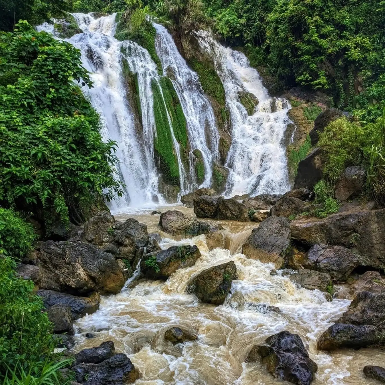 Thác Gò Lào với hai dòng thác cao 15m