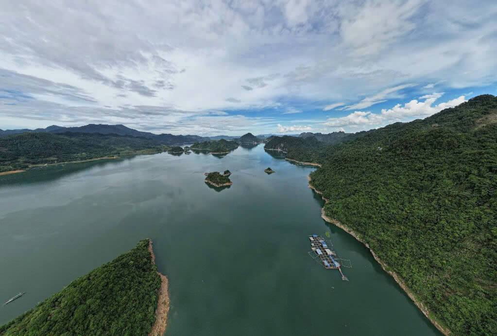 Hoa Binh Lake is located on the Da River, an important river in the river system of northern Vietnam (Source: Collect) Hoa Binh Lake is located on the Da River, an important river in the river system of northern Vietnam (Source: Collect)