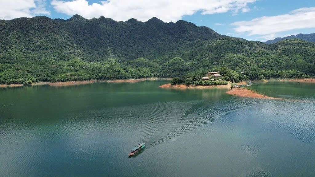Where is Hoa Binh Lake located? (Source: Collected)