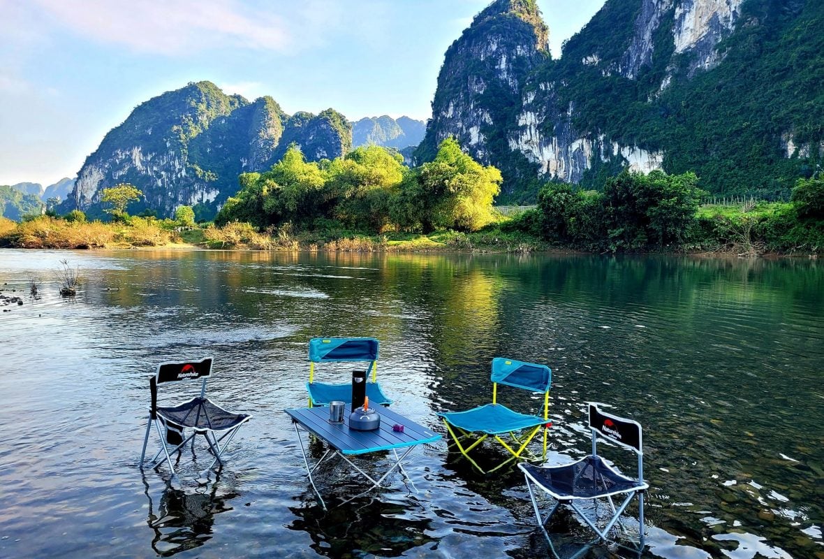 Experiences of taking a tour of Hoa Binh Lake from Hanoi (Source: Collected)