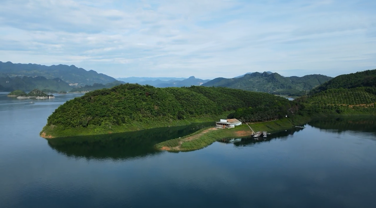 Hoa Binh Lake offers space, water and mountain views (Source: Collected) Hoa Binh Lake offers space, water and mountain views (Source: Collected)
