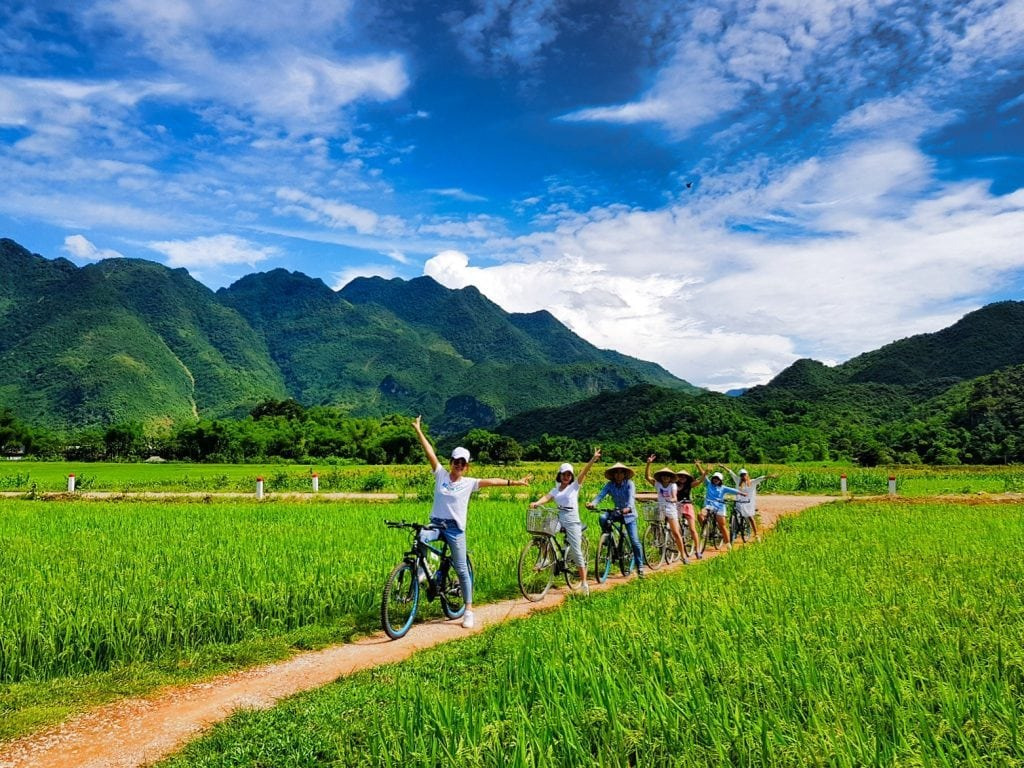 Đạp xe qua những cánh đồng lúa bát ngát để khám phá vẻ đẹp của Mai Châu