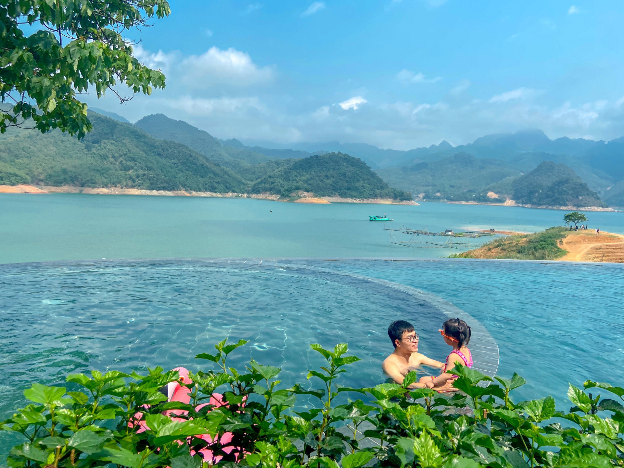 Ở Mai Chau Hideaway còn có bể bơi vô cực sát mép hồ Hòa Bình 