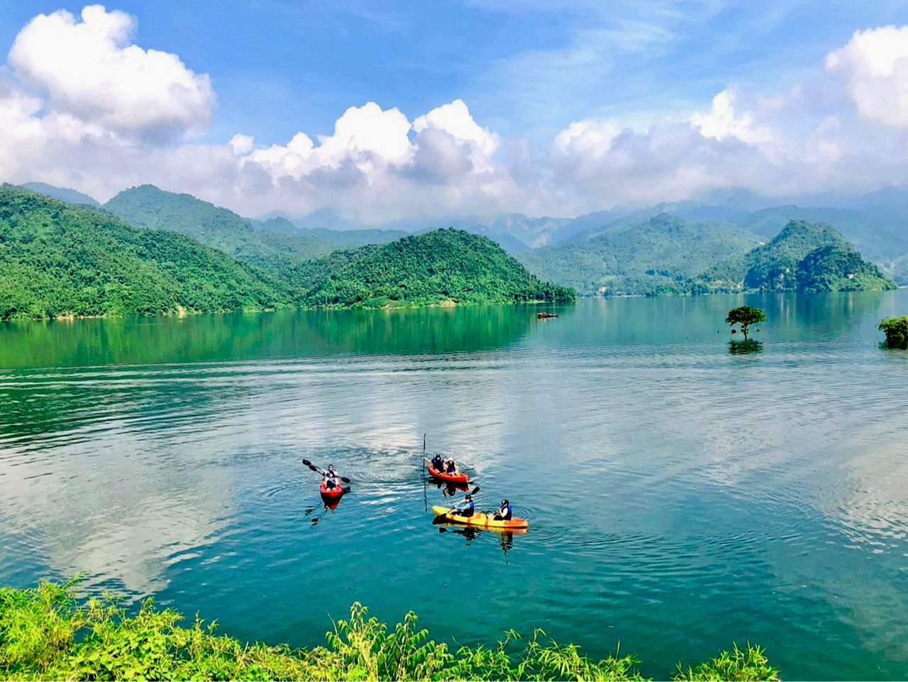 Experience kayaking on Hoa Binh Lake Experience kayaking on Hoa Binh Lake
