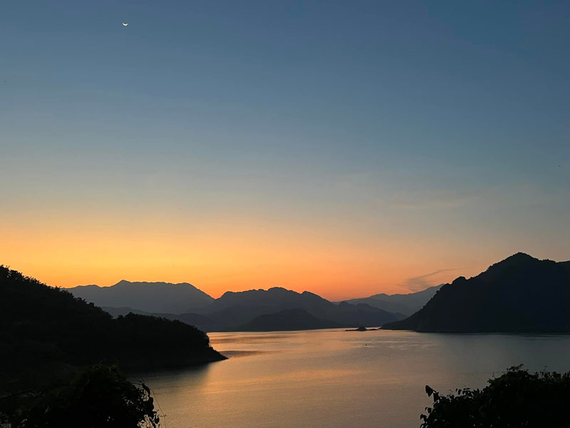 Da Bac is known for quiet lake views and village-based travel (Source: Collected) Da Bac is known for quiet lake views and village-based travel (Source: Collected)