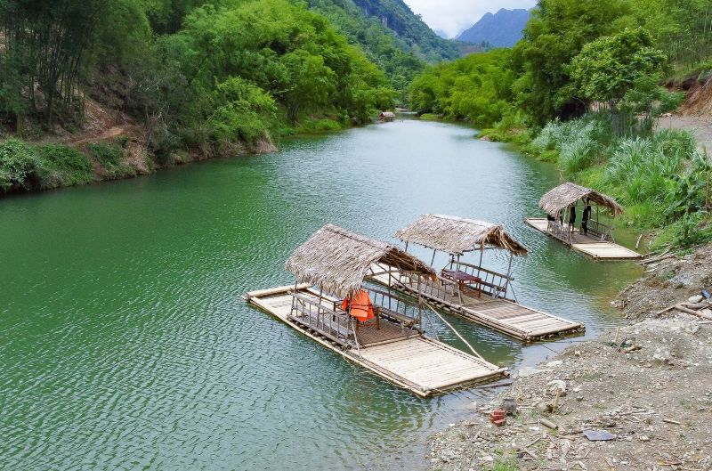 Chèo bè tre suối Chàm để cảm nhận sự thanh bình (Nguồn: Báo Lao động) Chèo bè tre suối Chàm để cảm nhận sự thanh bình (Nguồn: Báo Lao động)