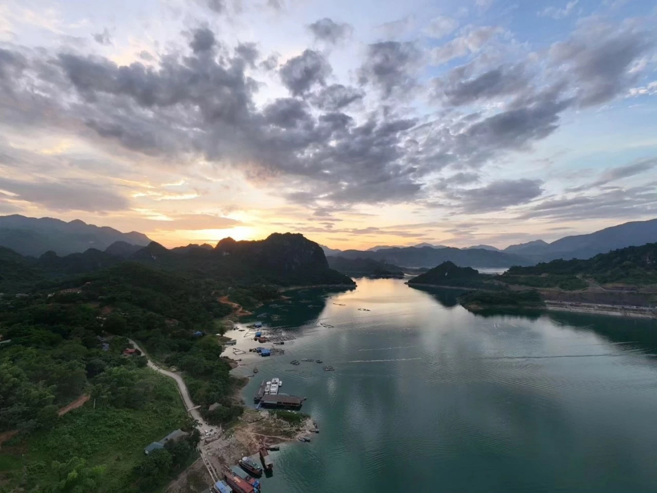 When is the best time to visit Thac Bo Lake in Hoa Binh?