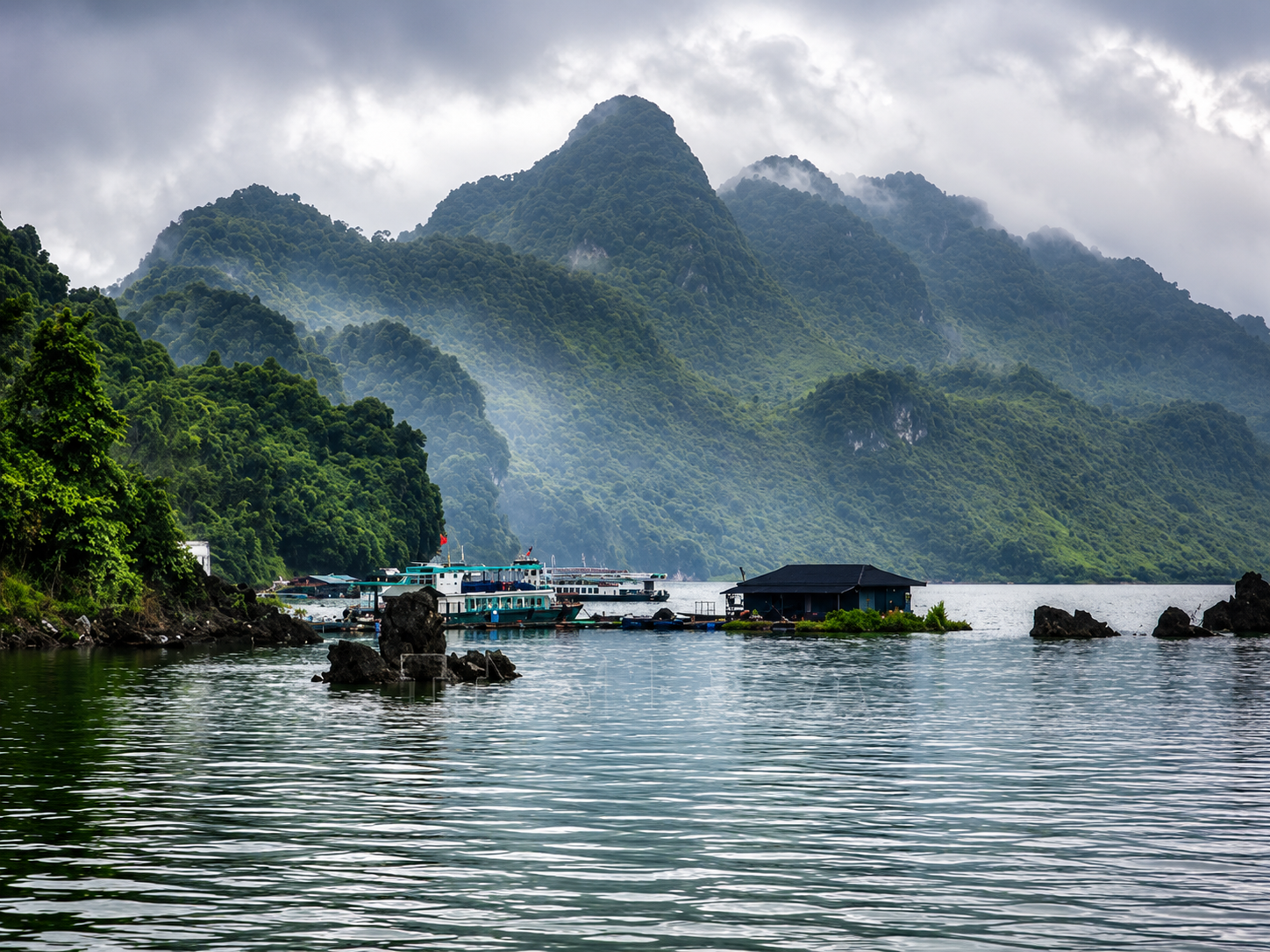 Experience renting a boat and exploring Thac Bo Lake in Hoa Binh