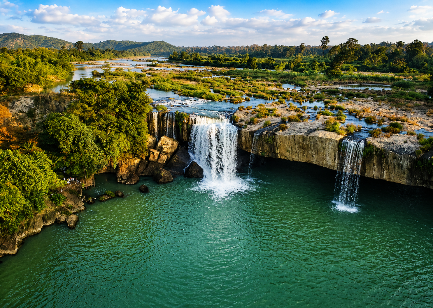 Where is Thac Bo Lake in Hoa Binh province located? (Source: Collected)