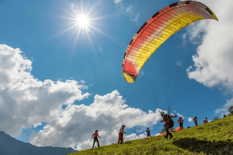 Kinh nghiệm bay dù lượn đồi Bù cho người mới (Nguồn: Traveloka)