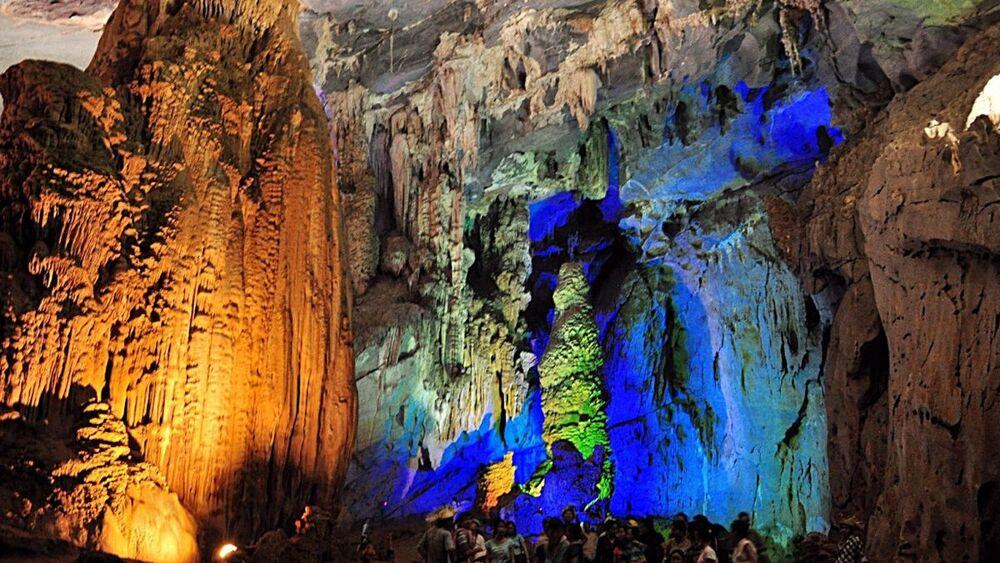 Bên trong động Tiên Phi Bên trong động Tiên Phi