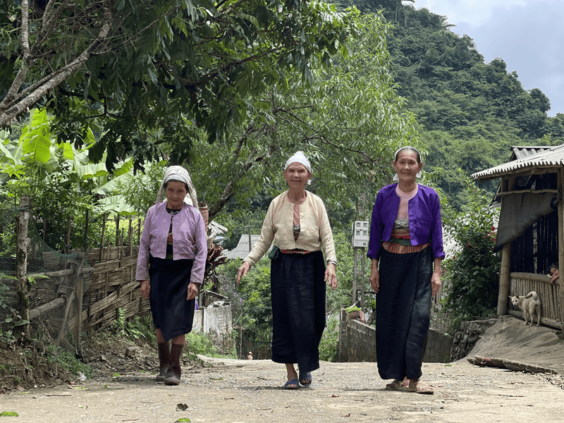 Đối với người dân vùng cao, chợ phiên không chỉ để buôn bán mà còn là dịp gặp gỡ sau nhiều ngày làm việc trên nương rẫy (Nguồn: Công dân khuyến học)