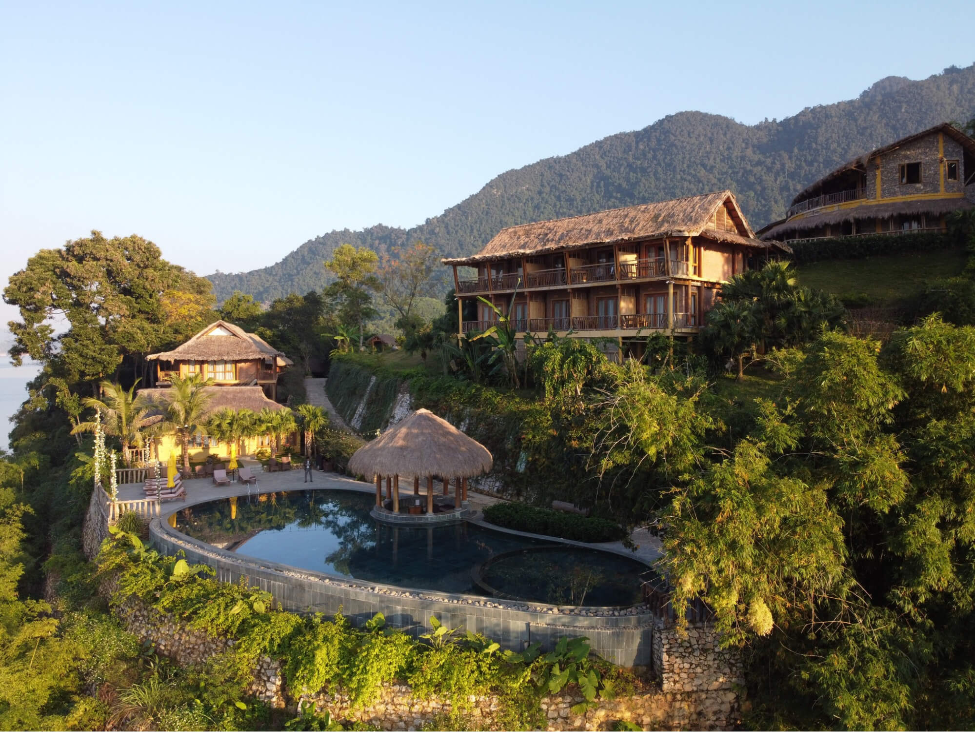 Mai Chau Hideaway Lake Resort với vị trí đắc địa bên bờ hồ Hòa Bình