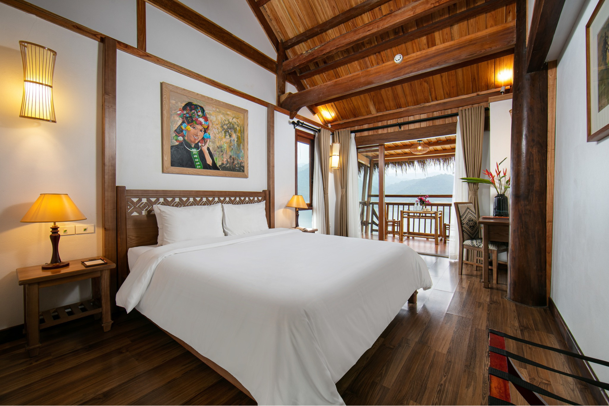 Phòng nghỉ tại Mai Chau Hideaway Lake Resort ấm cúng, có view nhìn thẳng ra hồ Hòa Bình