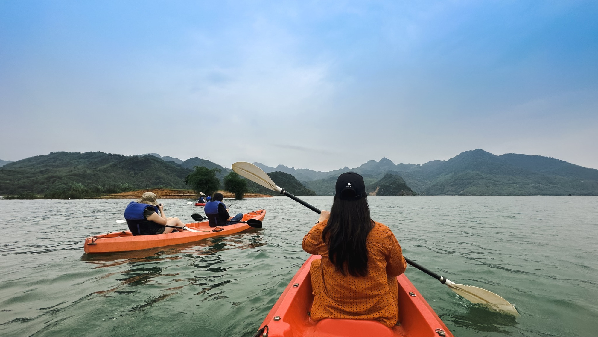 Mai Chau Hideaway Lake Resort còn có các tour chèo thuyền kayak trên hồ Hòa Bình, đạp xe khám phá thiên nhiên