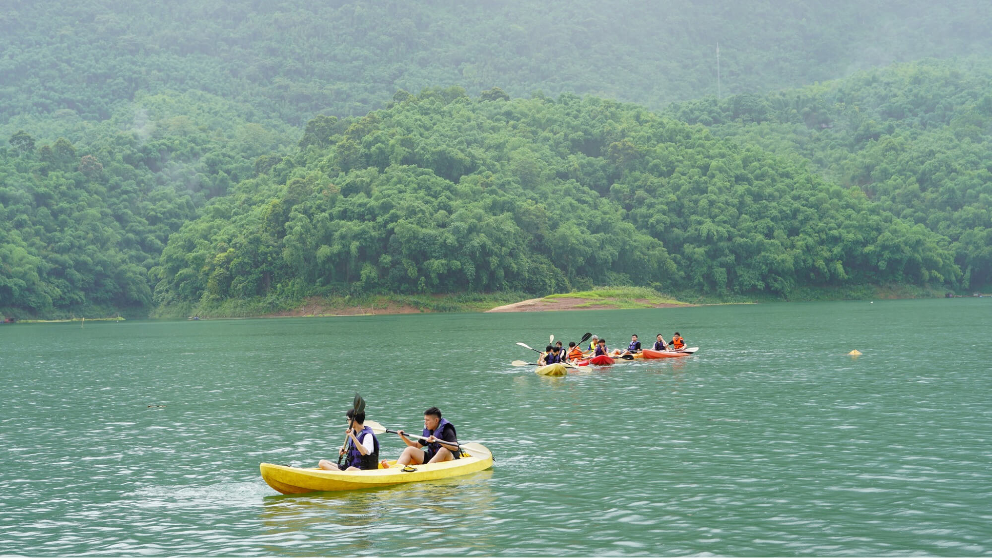 Trải nghiệm chèo thuyền kayak trên hồ Hòa Bình ở Mai Chau Hideaway