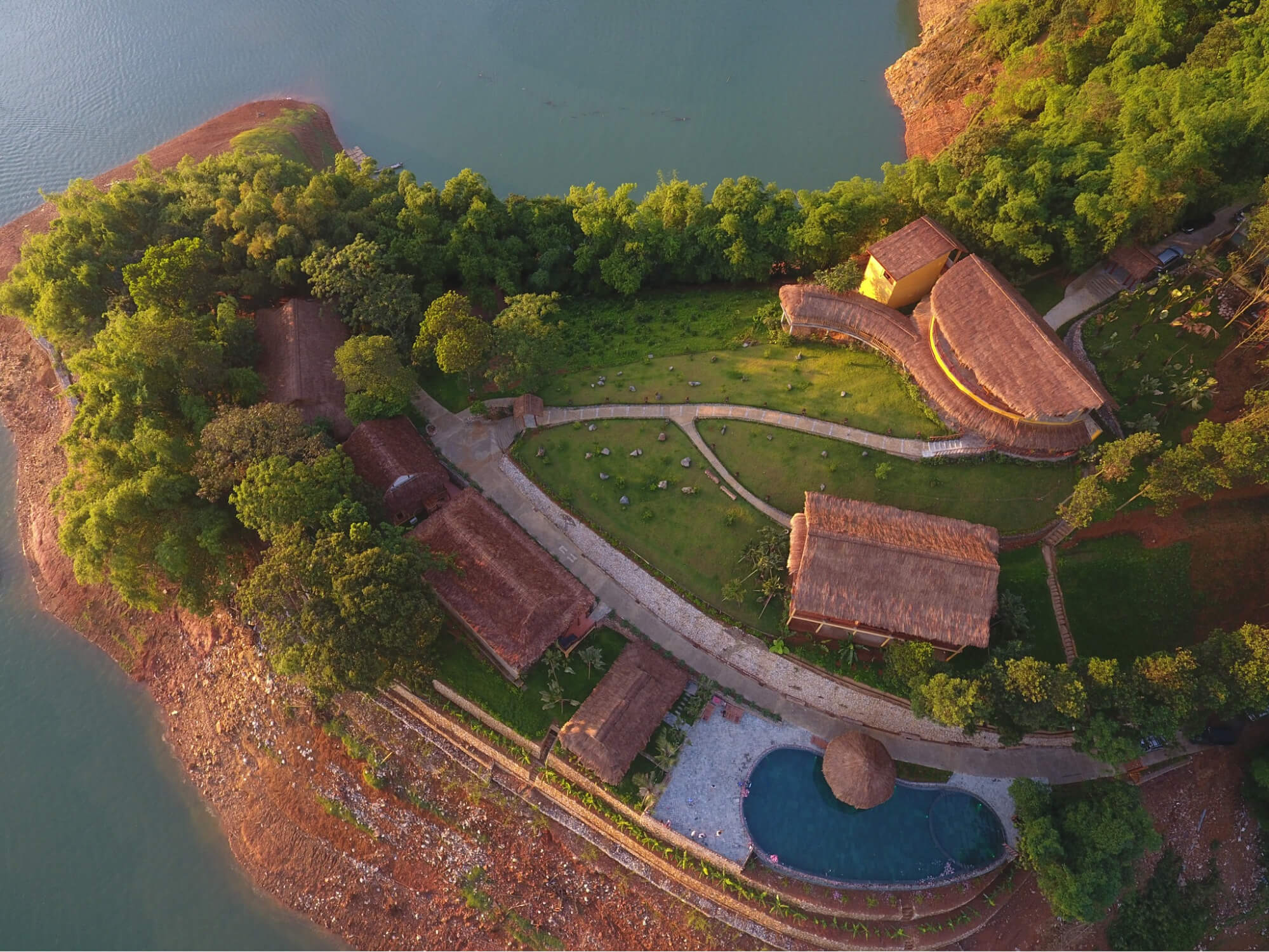 Mai Chau Hideaway Lake Resort với view nhìn thẳng ra hồ Hòa Bình