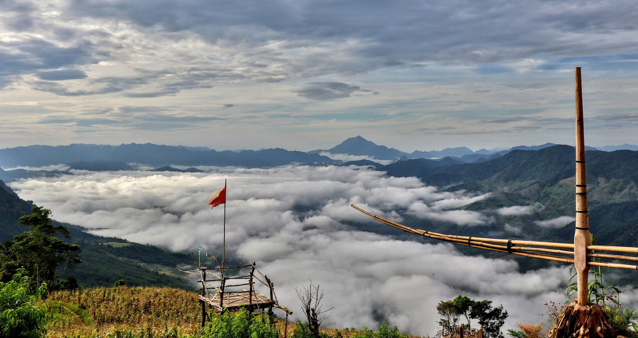 Những “dòng sông” mây phủ trắng núi trời Mai Châu