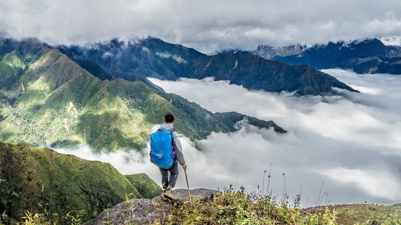 Trải nghiệm hiking lên đỉnh núi khi du lịch Mai Châu tháng 2